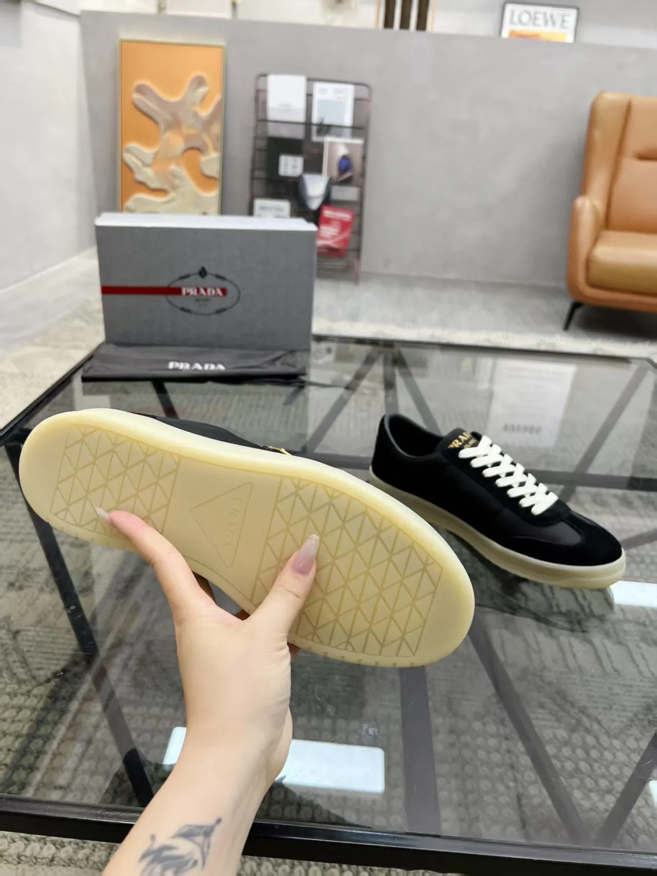 Factory price: 380💰Prada new men's leather sports shoes, the highest version on the market, any comparison is welcome🆚! The original leather has excellent texture and is super high-end! Fetal sheep net lining imported from Italy, removable pad! Luxurious materials and fine workmanship, highly recommended! Code number: 38-44, customized 45